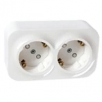 Розетка Legrand ОП Quteo, 2-местная, 2x2P+E, с заземлением,16A, 250В, белая (782233)